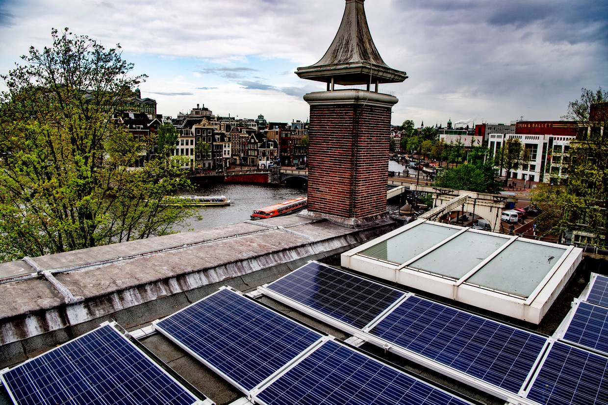 316 zonnepanelen op het dak van museum de Hermitage in Amsterdam. Het monumentale pand is het eerste museale rijksmonument dat is voorzien van zonnepanelen. Beeld ANP