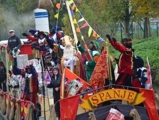 IN BEELD: Sinterklaas komt met stoomboot aan in Ninove