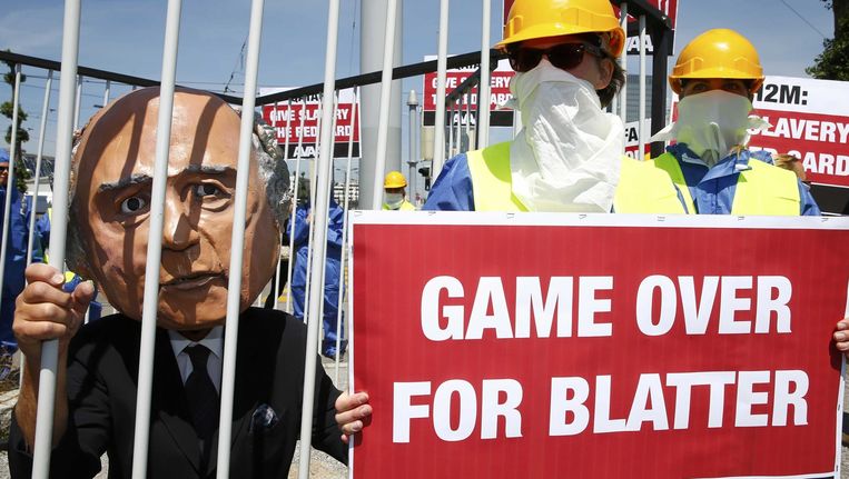 Activisten voeren een protestactie tegen huidig FIFA-voorzitter Sepp Blatter in Zurich waar morgen de voorzittersverkiezingen zullen plaatsvinden. Beeld REUTERS