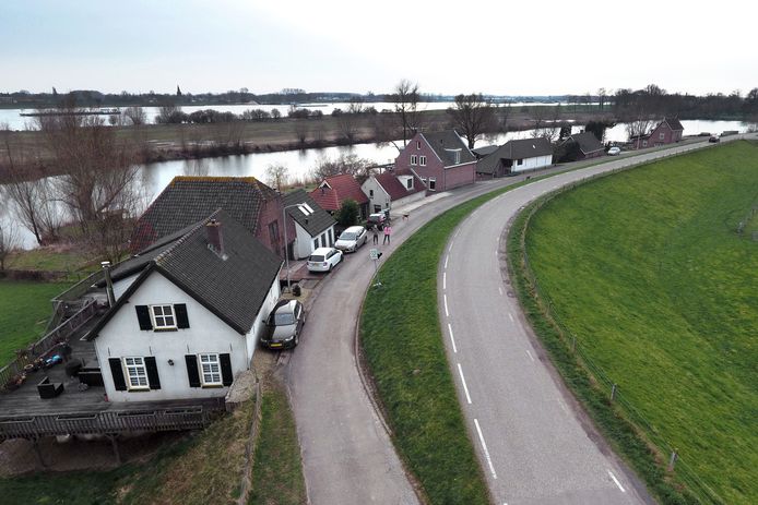 De dijk bij Herwijnen moet opnieuw onder handen worden genomen.