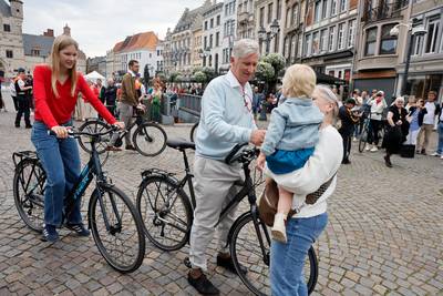 King Filip and Princess Eléonore cycle through Mechelen on Car-Free Sunday