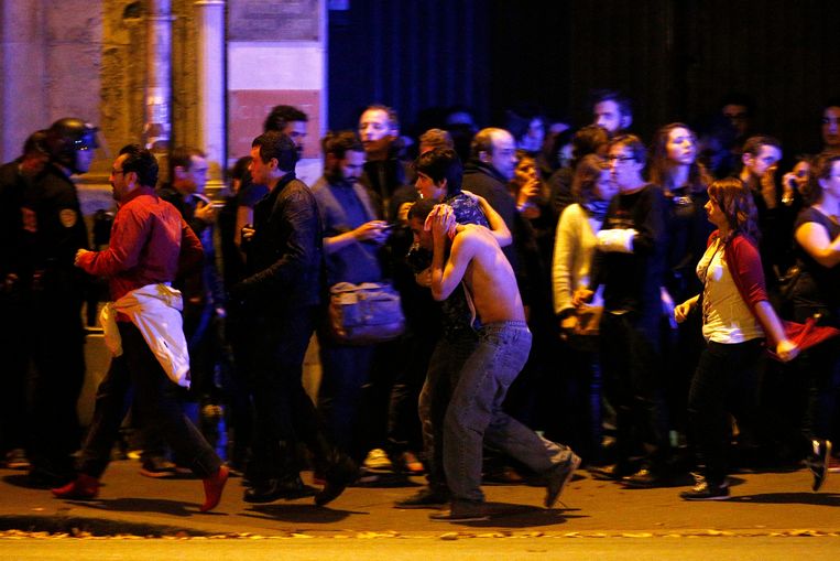 Concertbezoekers rennen in paniek weg van de Bataclan.  Beeld EPA