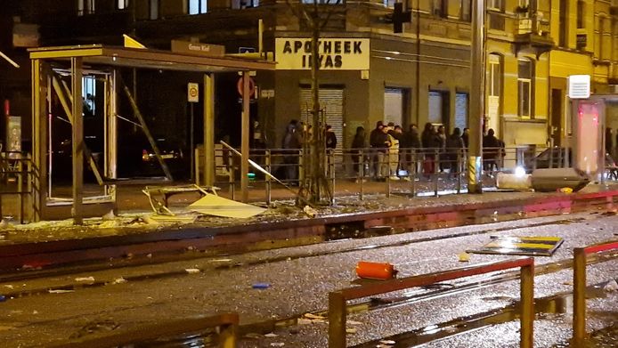 Nouvel An à Bruxelles: trois blessés par des feux d'artifice, des voitures  en feu et plus de 140 personnes arrêtées - La DH/Les Sports+