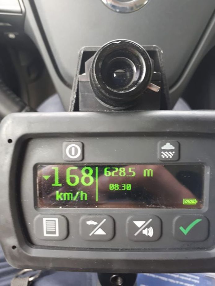 Een snelheidsmaniak jakkerde met een tempo van 168 km/u over de N50, waar de maximale snelheid 100 km/u is. De man is zijn rijbewijs voorlopig kwijt. Afbeelding ter illustratie.