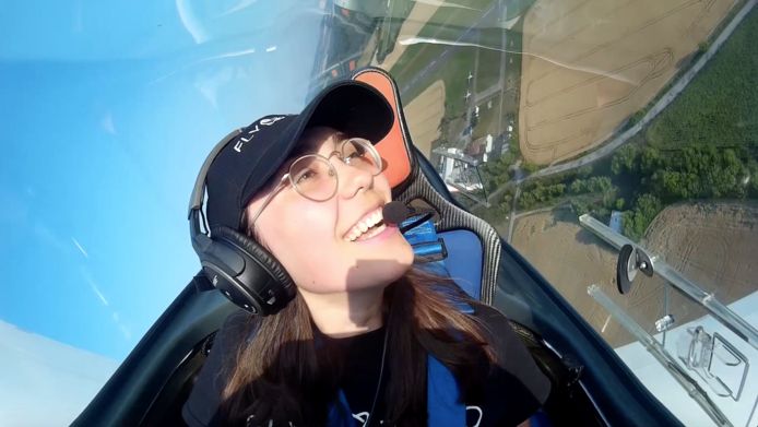Dat Zara Rutherford veel plezier beleeft aan het vliegen, zie je aan de kamerbrede glimlach op haar gezicht. Hier vliegt ze met de Shark Ultralight, het vliegtuigje dat ze mag gebruiken voor de solovlucht.