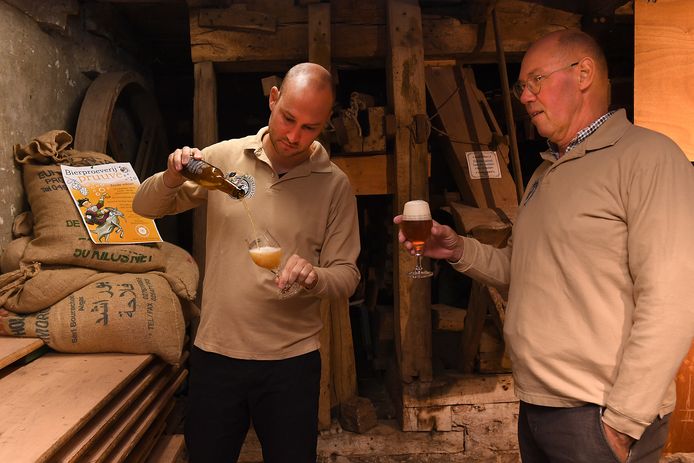 Ruud (links) en Henk van den Hoogenhoff schenken alvast een biertje in.