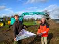 Jurrian van der Vaart, de baanontwerper (links) met Jan Kappert, de voorzitter van Golfclub Almelo. Ze gaan het terrein opnieuw inrichten en aankleden.