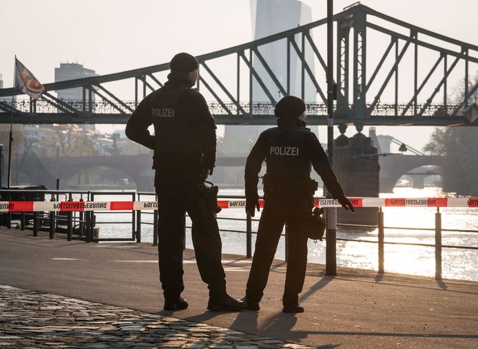 Politie kijkt toe hoe de bom tot ontploffing gebracht zal worden in Frankfurt.
