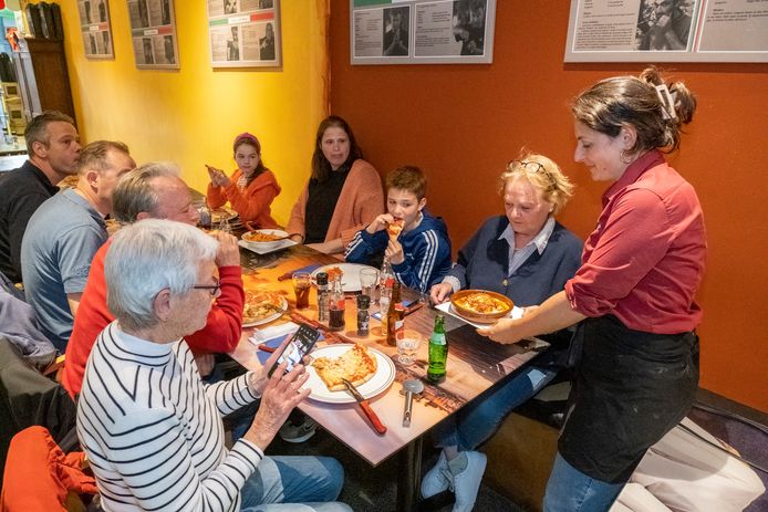 Giorgia di Colandrea serveert Italiaanse gerechten in haar restaurant Mamma Mia in Middelburg.