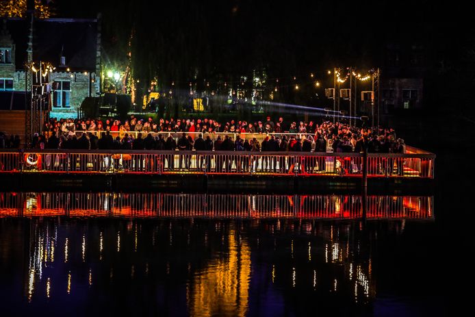 In één van de Brugse winterbars heb je zicht op de schaatspiste.
