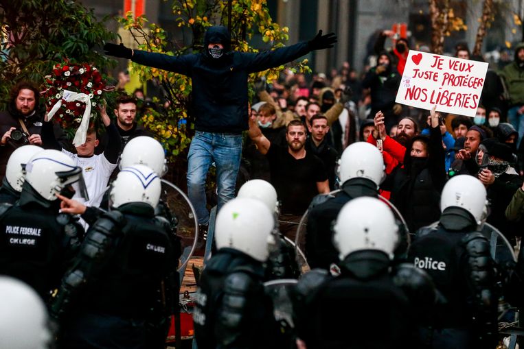 De coronabetoging in Brussel op 21 november eindigde in geweld.  Beeld EPA