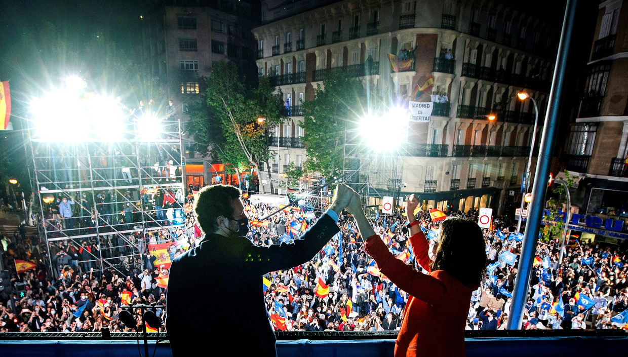 Regiopresident Isabel Diaz Ayuso (rechts) en de leider van de Volkspartij Leader Pablo Casado (links) vieren hun verkiezingsoverwinning. Beeld EPA