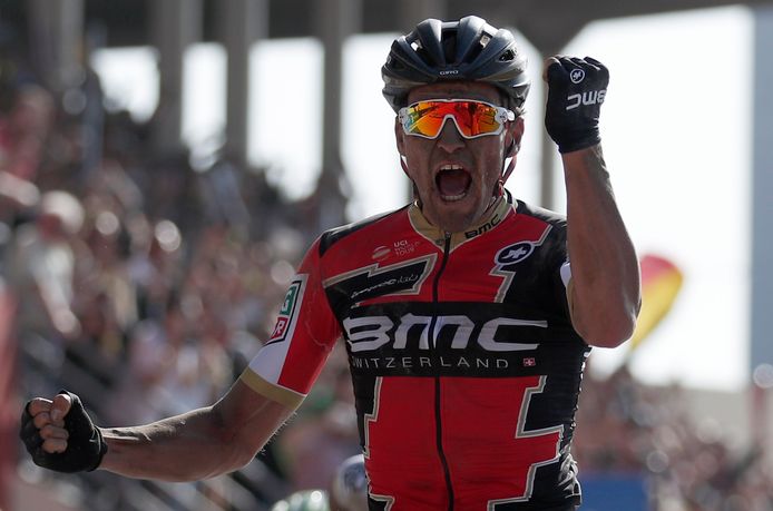 Van Avermaet schreeuwt het uit na de winst in Parijs-Roubaix.