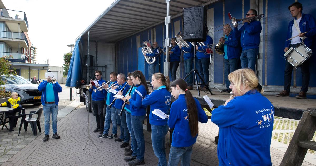 De weergoden zijn het dweilbandfestival in Hansweert ook tijdens de twintigste editie gunstig gezind