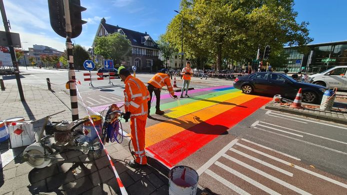 Het zebrapad werd in de kleuren van de regenboog gespoten, een kleur die er permanent op zal blijven.