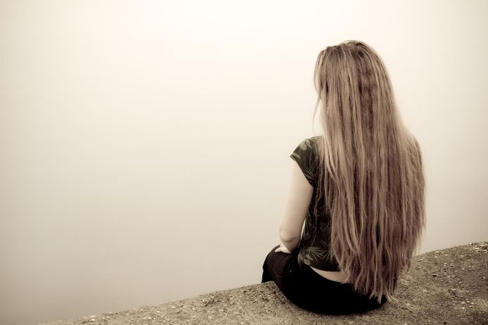 Uit een studie blijkt dat in Vlaanderen een groot stigma op het zoeken naar psychologische hulp heerst. "Wie de stap wel zet, voelt zich bovendien beschaamd. Dat helpt het proces natuurlijk niet vooruit", zegt Gwendolyn Portzky van de Eenheid voor Zelfmoordonderzoek.