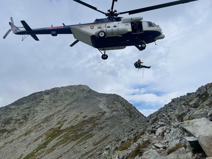 De Slovaakse bergreddingsdienst HSZ moest een helikopter inzetten om de Poolse mannen te bereiken.