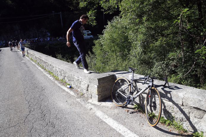 De fiets van Evenepoel bleef tegen het muurtje staan.