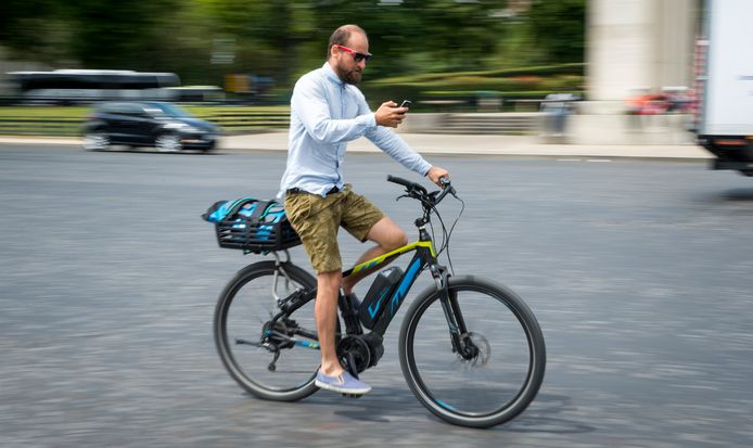 Bellen of appen tijdens het fietsen is sinds vorig jaar verboden.
