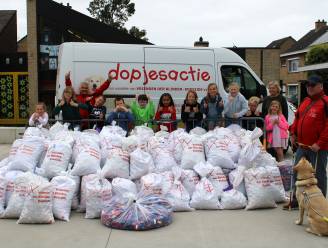 Kinderen De Leerplaneet zamelen 692 kilo dopjes in voor Vrienden der Blinden
