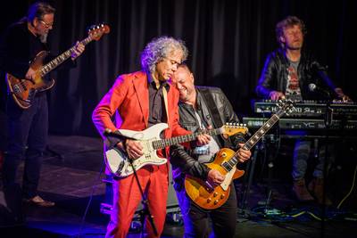 Eerste uitverkochte indoor bluesfestival in Steenwijk met Johan Derksen en Sean Webster: ‘Bluesliefh