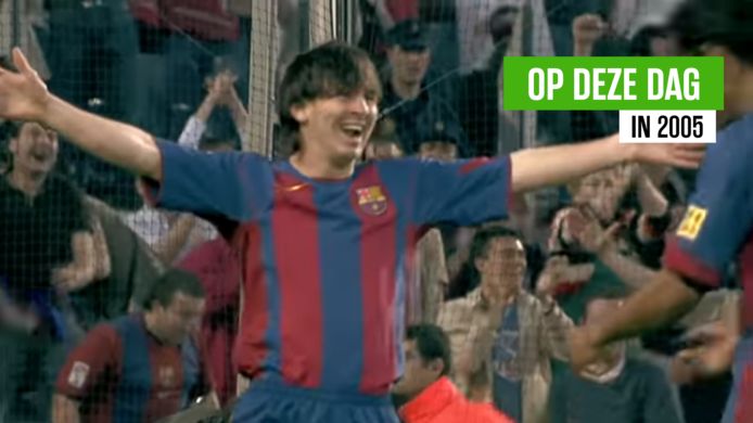 Messi viert zijn eerste treffer met Ronaldinho, die de assist gaf.