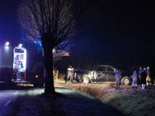 Bestuurder pick-up laat auto achter in weiland na eenzijdig ongeluk in Lunteren