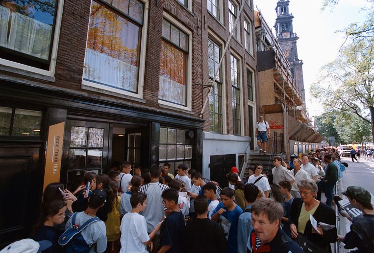 Een grote wachtrij voor het Anne Frank Huis in Amsterdam. In normale tijden bezoeken 1,3 miljoen mensen per jaar het museum. Beeld HollandseHoogte