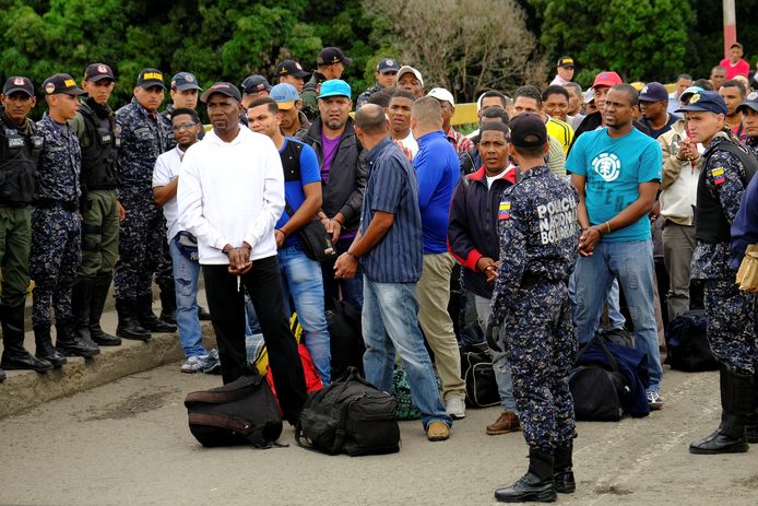 Onder begeleiding van Venezolaanse veiligheidstroepen wachten de 59 Colombianen op de Simon Bolivar-brug op het moment dat ze de oversteek kunnen maken naar hun vaderland.