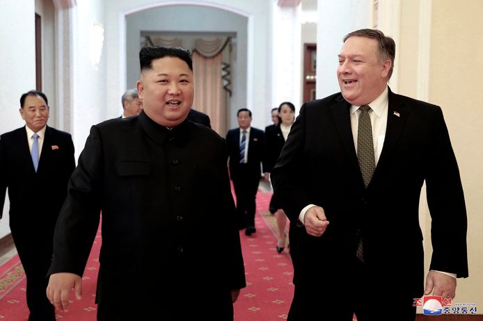 De Amerikaanse minister van Buitenlandse Zaken Mike Pompeo (R) en Kim Jong-un