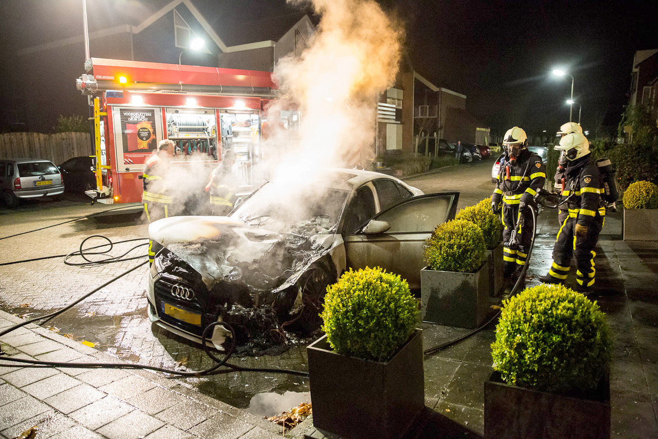 Auto in brand gestoken in Wouw Foto bndestem.nl