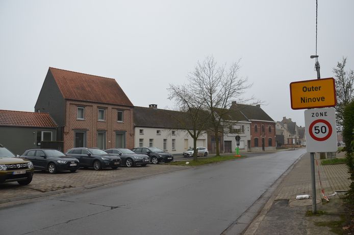 Het parkeereiland aan de hockeyclub in de Lebeke in Outer.