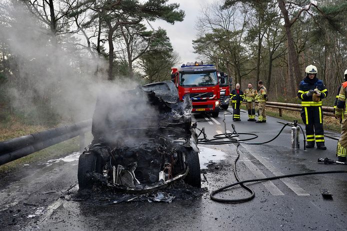 Een auto brandde volledig uit in Dorst.