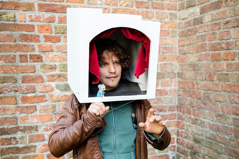 Tim Verbeek speelt zowel Peer Gynt als diens moeder. Door de gloedvolle sterfscène ontstijgt de voorstelling de poppenkastsfeer.    Beeld David Vroom