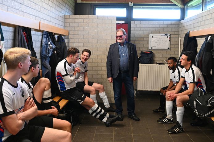 Koos Reijnders in de kleedkamer van Menos. Hij is terug als hoofdcoach.