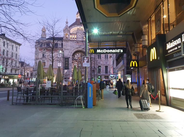 Er speelde zich een drama af in Antwerpen, nadat een jongen vanuit de McDonald's naar het Centraal Station was gelopen. Beeld CVDP