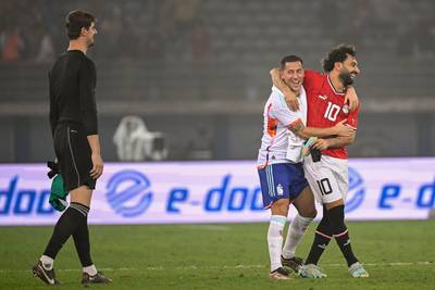 KIJK. Een erg blij weerzien: Eden Hazard meteen na verlies tegen Egypte in de armen van Mo Salah