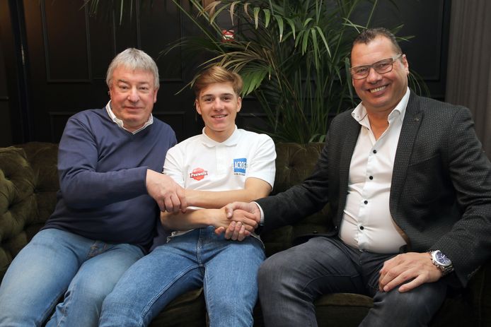 V.l.n.r. : Balen BC-voorzitter Jef Robert, Remco Evenepoel en Deceuninck-Quick.Step-ploegleider Wilfried Peeters.