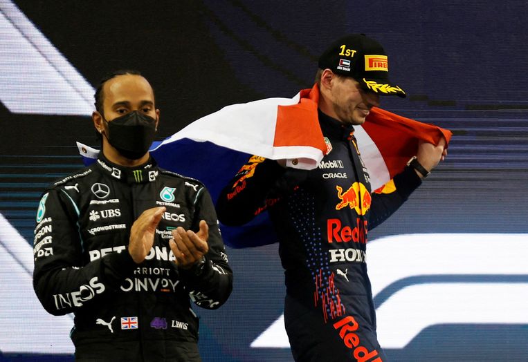 Lewis Hamilton en Max Verstappen vorig jaar na een tumultueuze F1-ontknoping. Beeld REUTERS