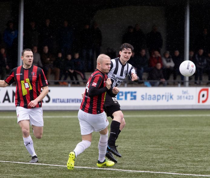 Wout Barten van Gemert in duel met OJC-verdediger Lex van Dijk.