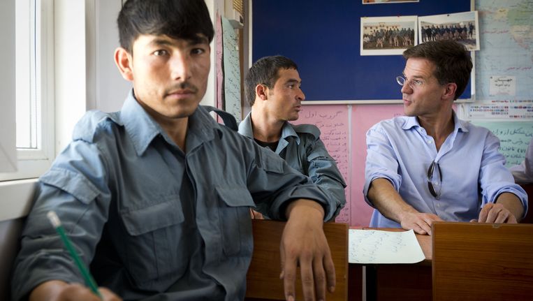 Minister-president Mark Rutte in een klas met Afghaanse agenten in opleiding tijdens zijn bezoek aan de Police Training Group. Beeld anp