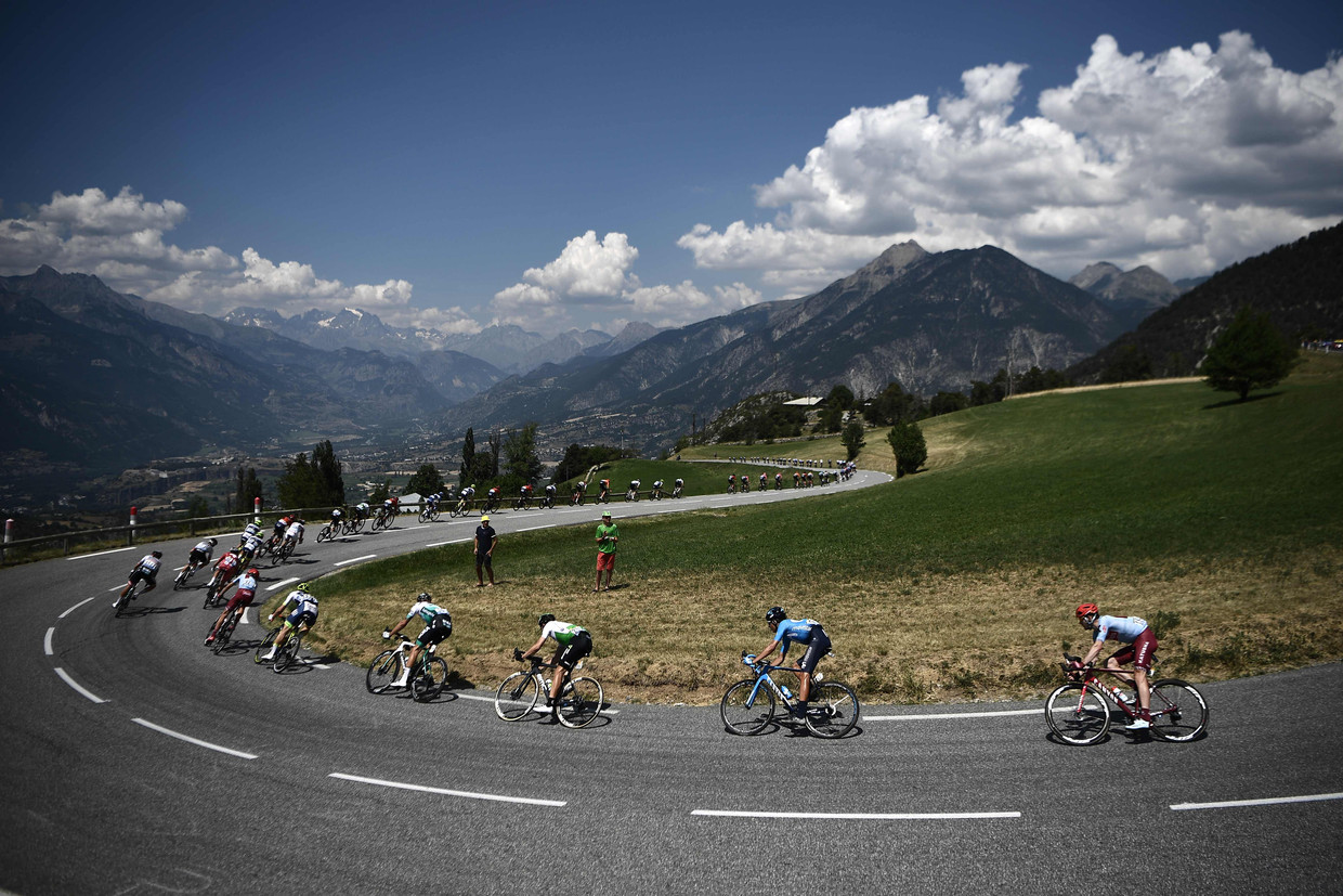 Het peloton nabij Valoire, tijdens de Tour van 2019: “Als ze in de bergen fietsen, moet je de haute montagne laten zien, en niet de vallei waar de renners dan rijden