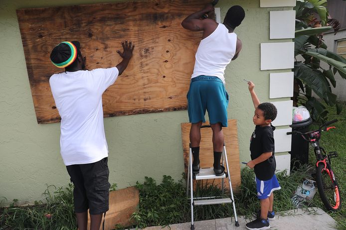 Inwoners van Port Salerno, Florida, spijkeren hun huis dicht in afwachting van de komst van orkaan Dorian.