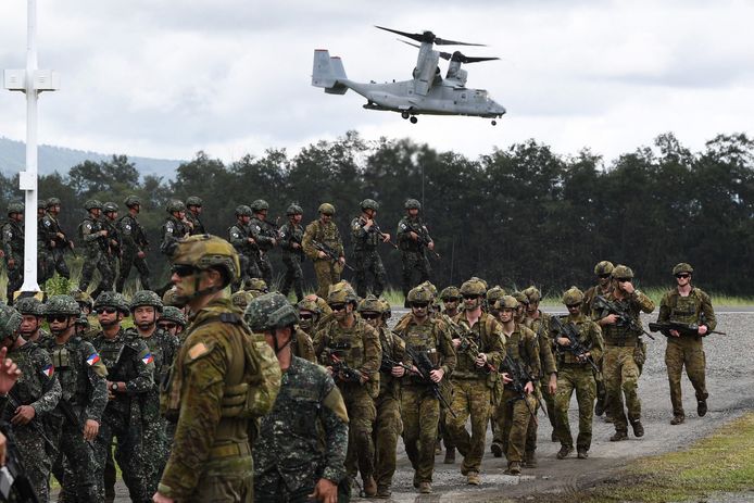 Filipijnse en Australische soldaten tijdens een gezamenlijke oefening. Op de achtergrond een V-22 Osprey. (25/08/23)