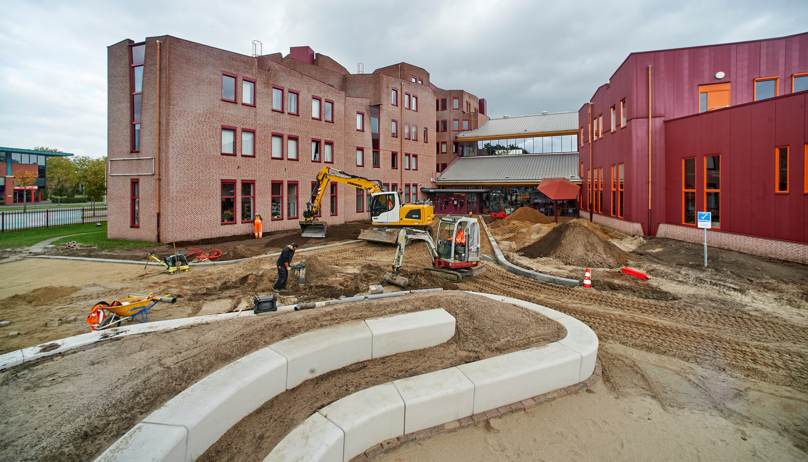 De herfstvakantie wordt benut om het schoolplein voor de hoofdentree van ROC De Leijgraaf in Oss te vernieuwen.