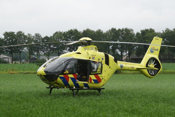 Een bestuurder is woensdagmiddag rond 17.40 uur tegen een boom gebotst op de Kegelaar in Kaatsheuvel.
