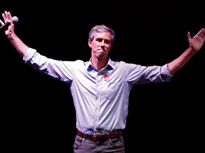 Democratische hoop en politieke rocker Beto O’Rourke blijft zichzelf in verliezersspeech: “Ik ben zo fucking trots op jullie”