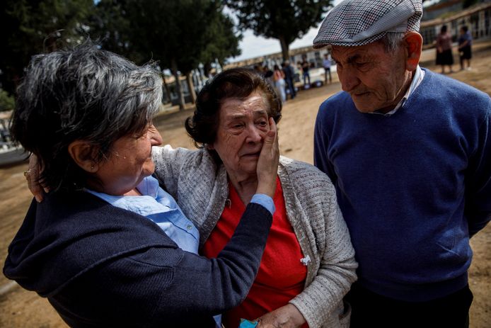 Een vrouw is ontroerd na de begrafenis van haar oom, die in 1940 werd neergeschoten door troepen van dictator Francisco Franco.