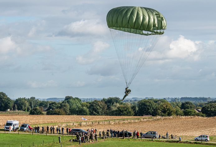 Publiek  geniet van één van de 38 parachutisten die vrijdagochtend landden op de historische landingsgronden van Klein Amerika in Groesbeek.