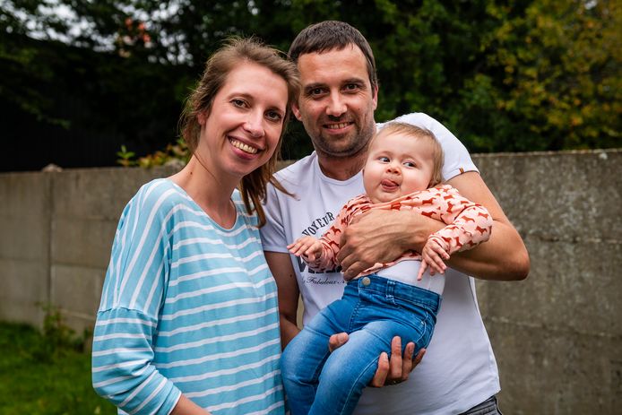 Baby Pia met haar ouders Ellen en Tim.